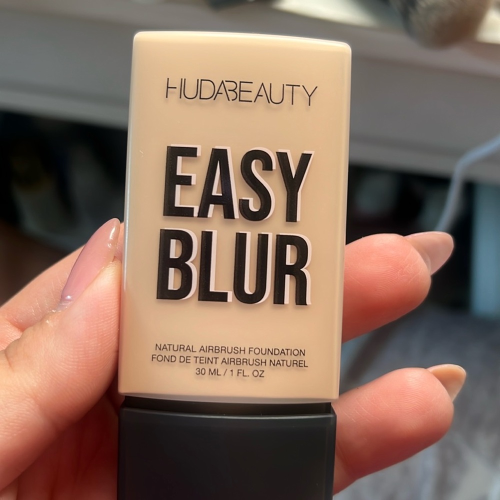 Brand new huda beauty, easy blur foundation and shade 200 B shortbread